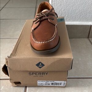 Sperry Tan Boat Shoes with Classic Design and Leather Laces